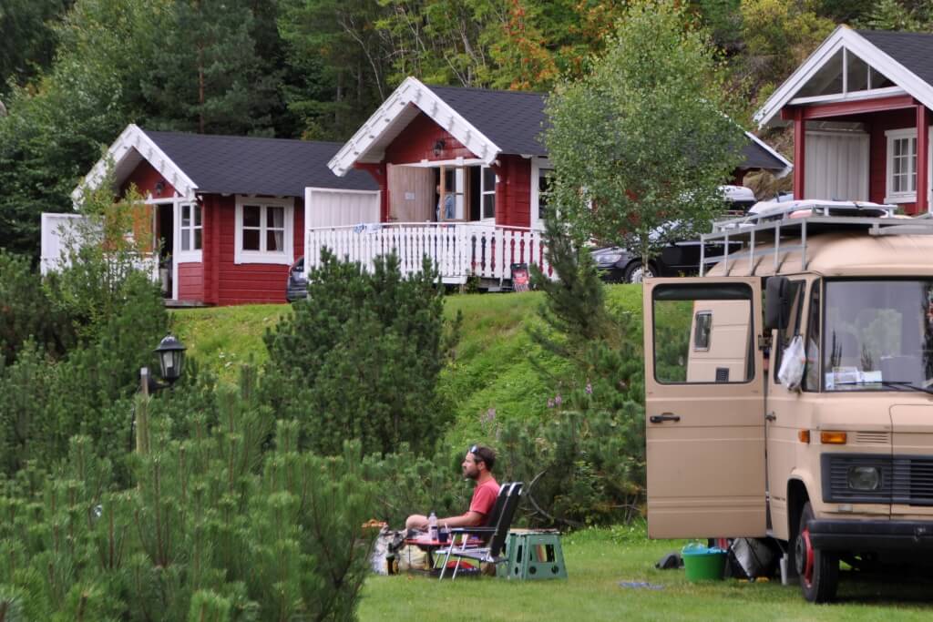 Mann camper på Lystang Camping. Foto