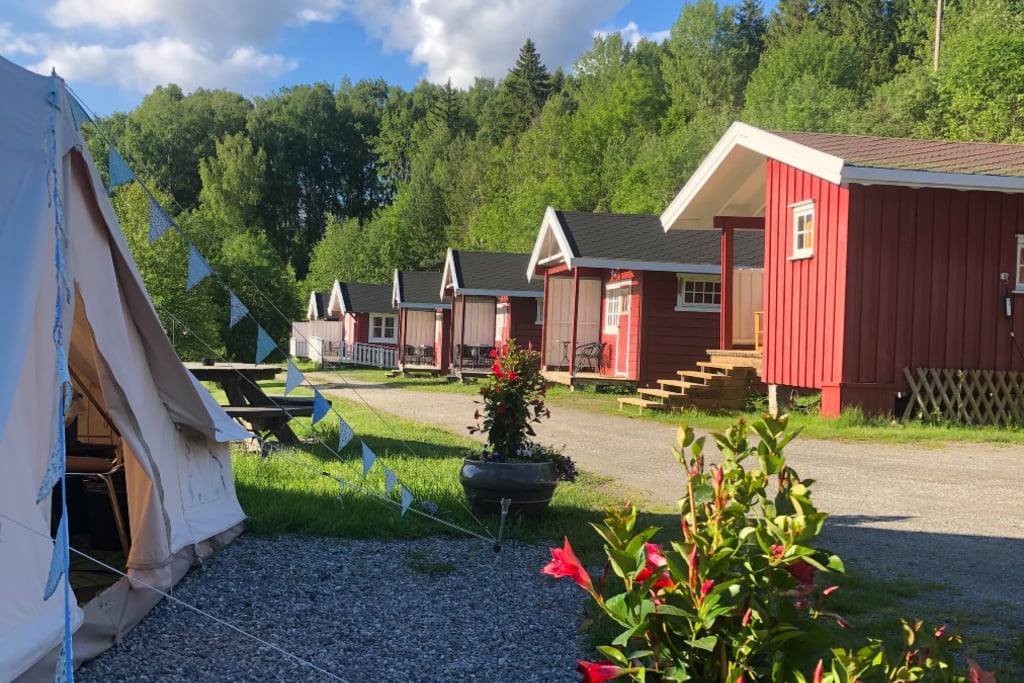 Koselige hytter og telt i naturskjønne omgivelser, perfekt for en avslappende ferie i Norge.