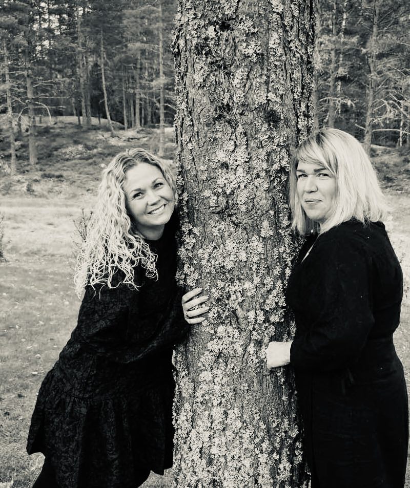 Maria Halland og Elisabeth Løvskeid. Svart hvit foto
