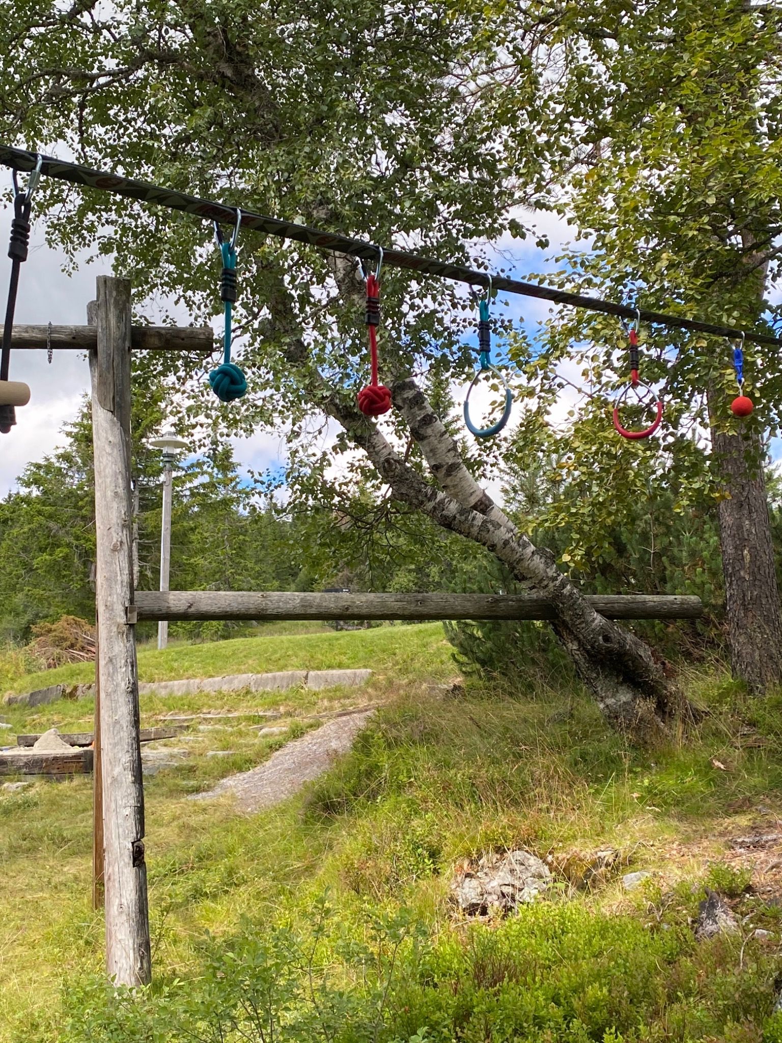 Klatrestativ med huske på Solstua
