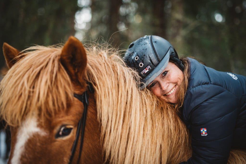 Hest og rytter på tur.