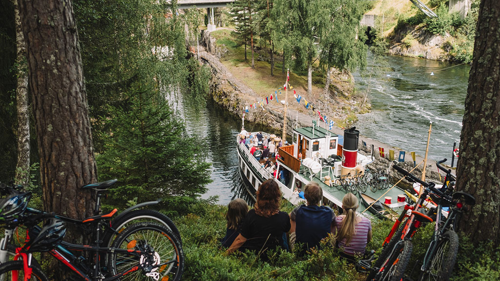 Noen sitter og ser på kanalbåten Victoria