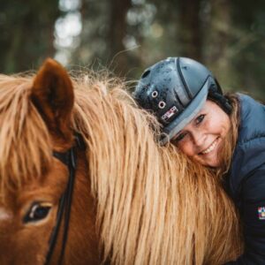 Hest og rytter på tur.