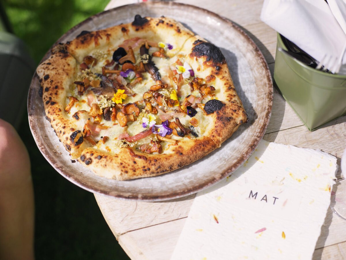 Steinovnspizza fra hagerestauranten til Lindheim Ølkompani. Foto