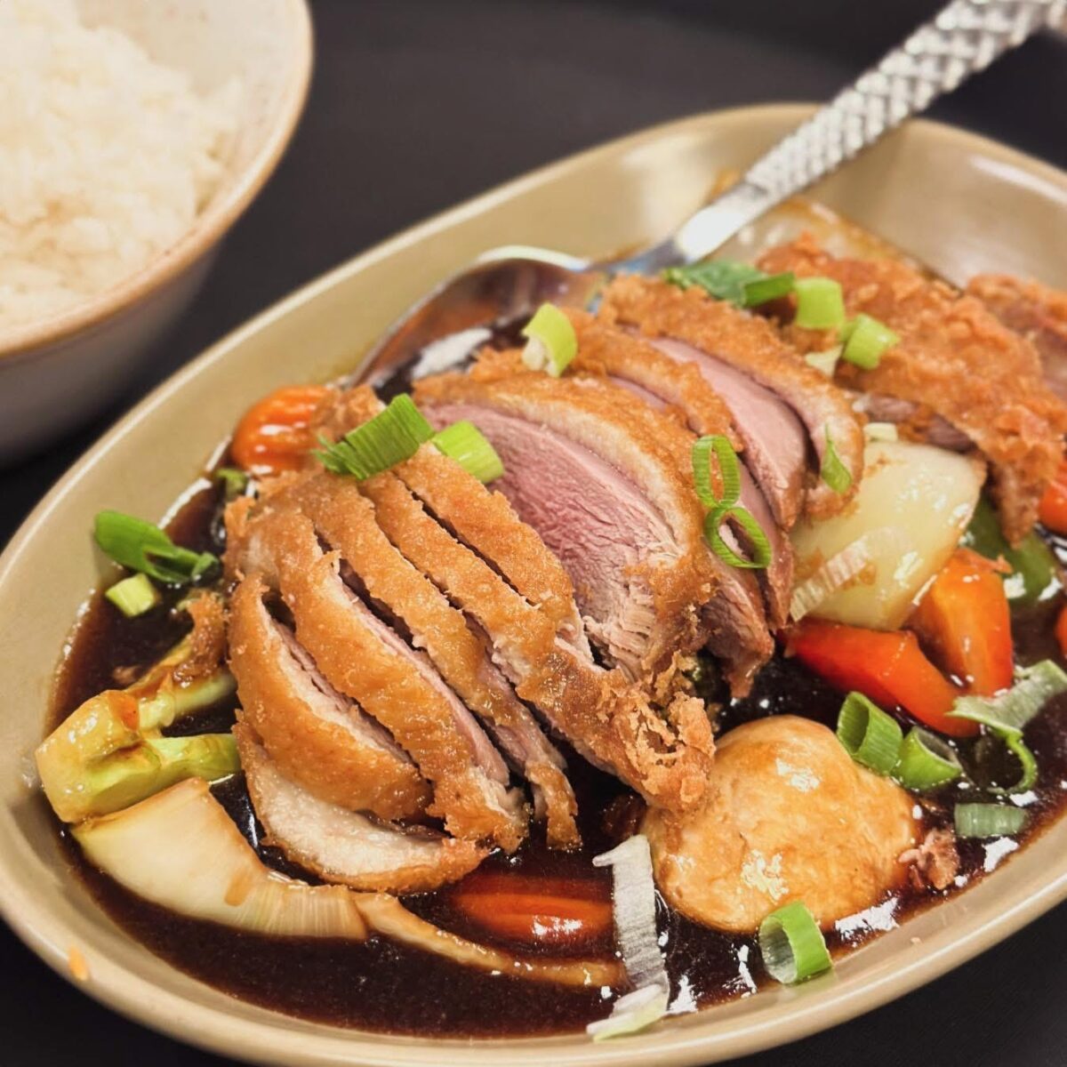 Sprøstekt and på kinesisk vis fra Sum Yee restaurant. Foto