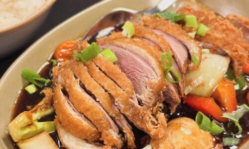 Sprøstekt and på kinesisk vis fra Sum Yee restaurant. Foto