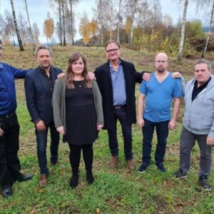 Bandet står stilt opp ute