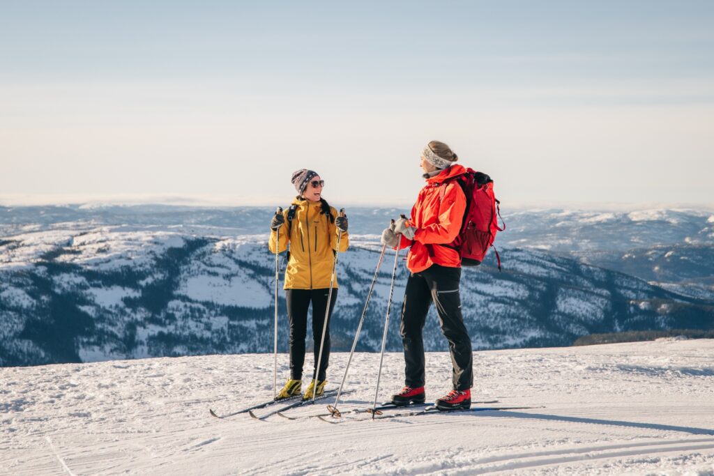 To jenter på langrenn på Lifjell