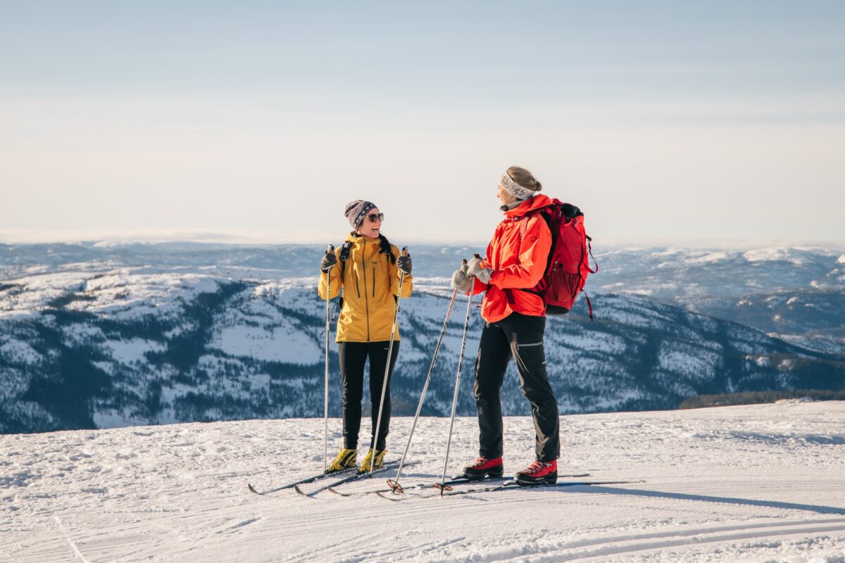 To jenter på langrenn på Lifjell
