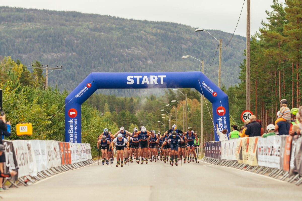 Rulleskiløpere ut av start
