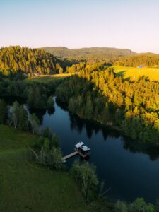 Flytende badstue langs Telemarkskanalen