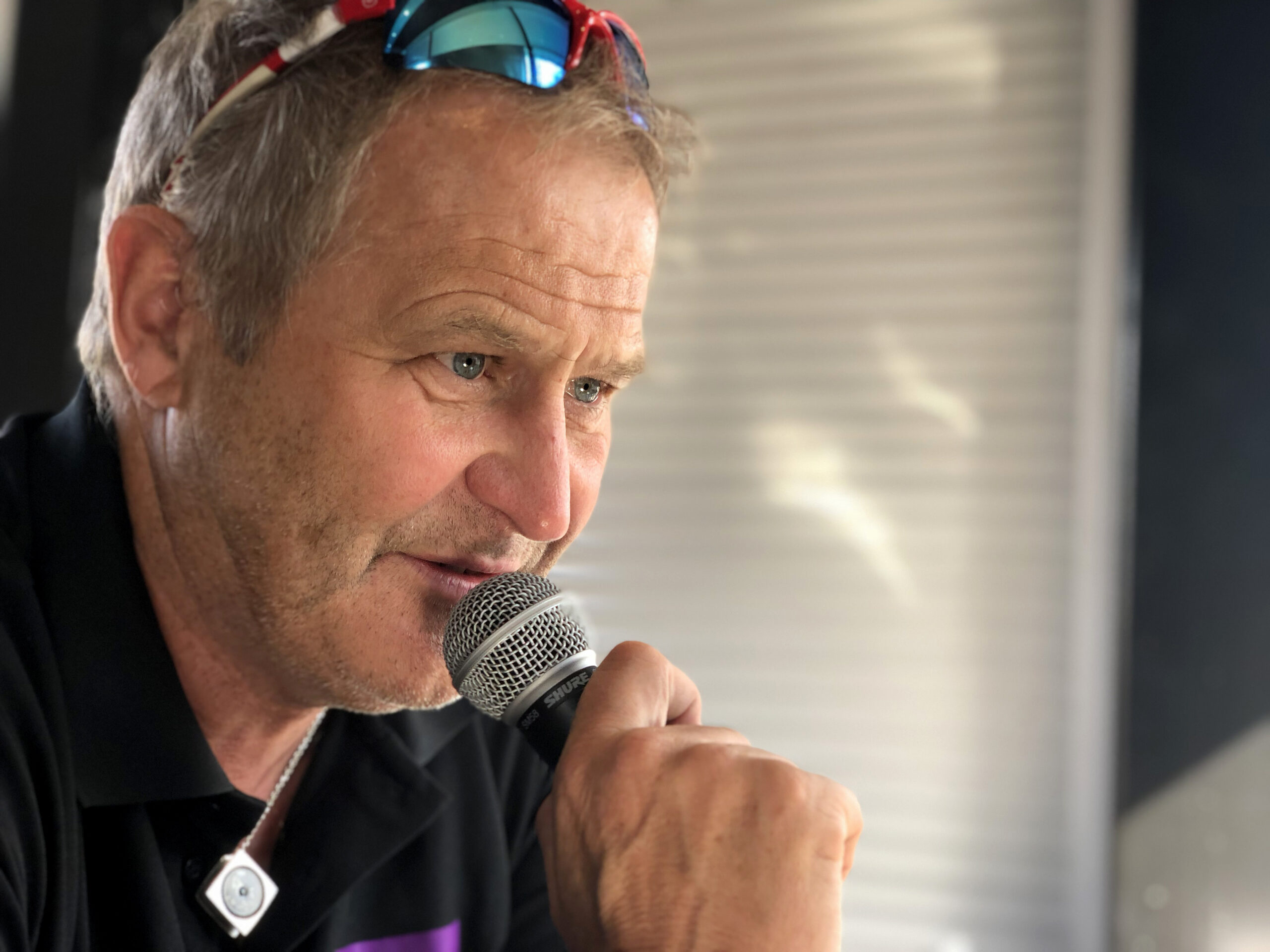 Kjell Erik med mikrofon