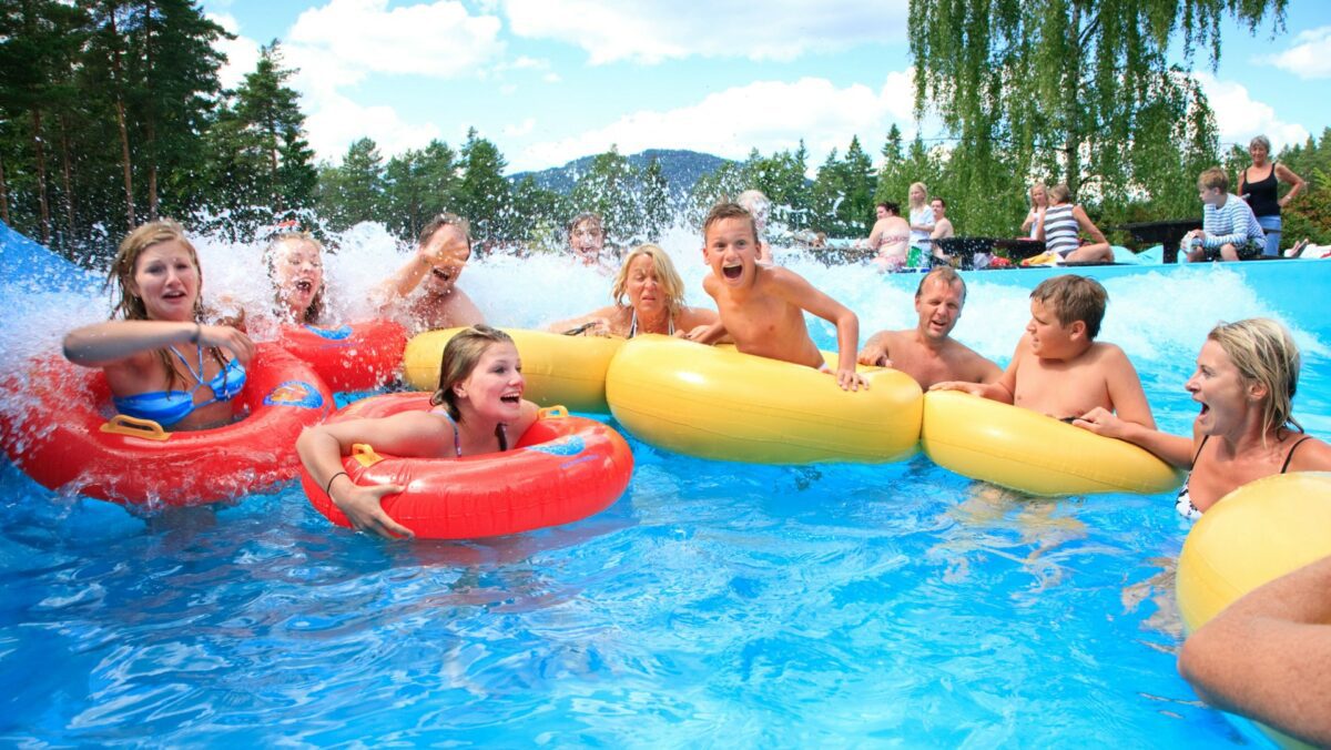 Flere koser seg med bølgen i Bø Sommarland.