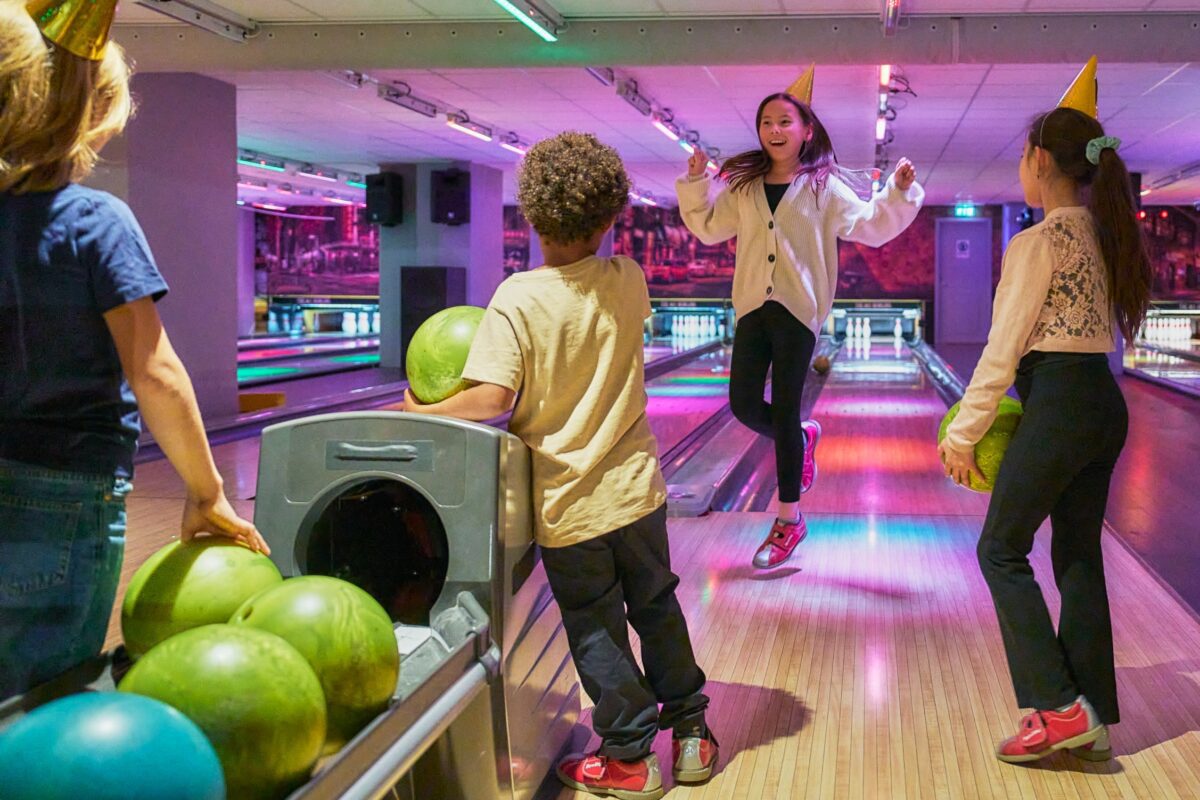 Barn som spiller bowling