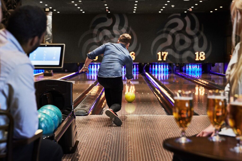 Mann som spiller bowling