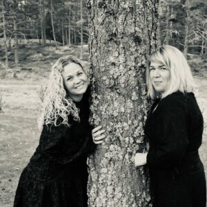 Maria Halland og Elisabeth Løvskeid. Svart hvit foto