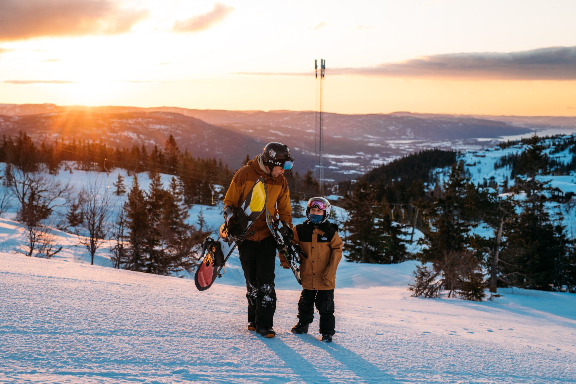 Far og barn på ski på Lifjell.