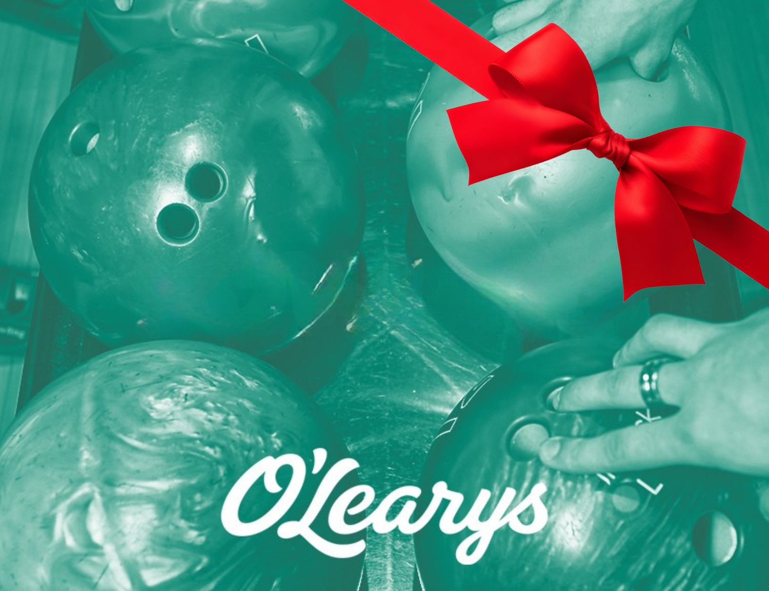 Gaveinnpakket bowlingkule med rød sløyfe ved siden av andre kuler, merkets logo synlig.