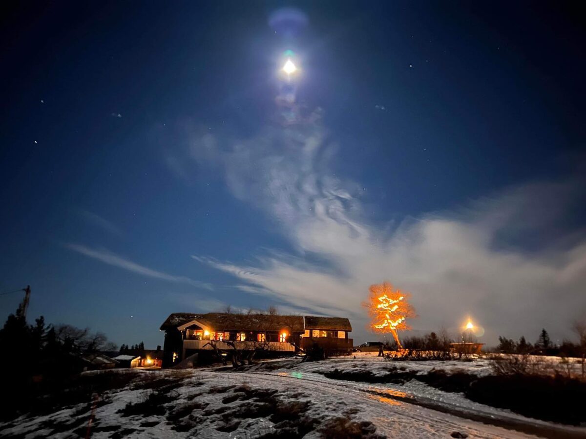 Lifjellstua på Lifjell på kvelden, vinter. Foto