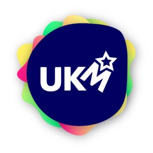 Hvit tekst, mørkeblå bakgrunn. UKM logo