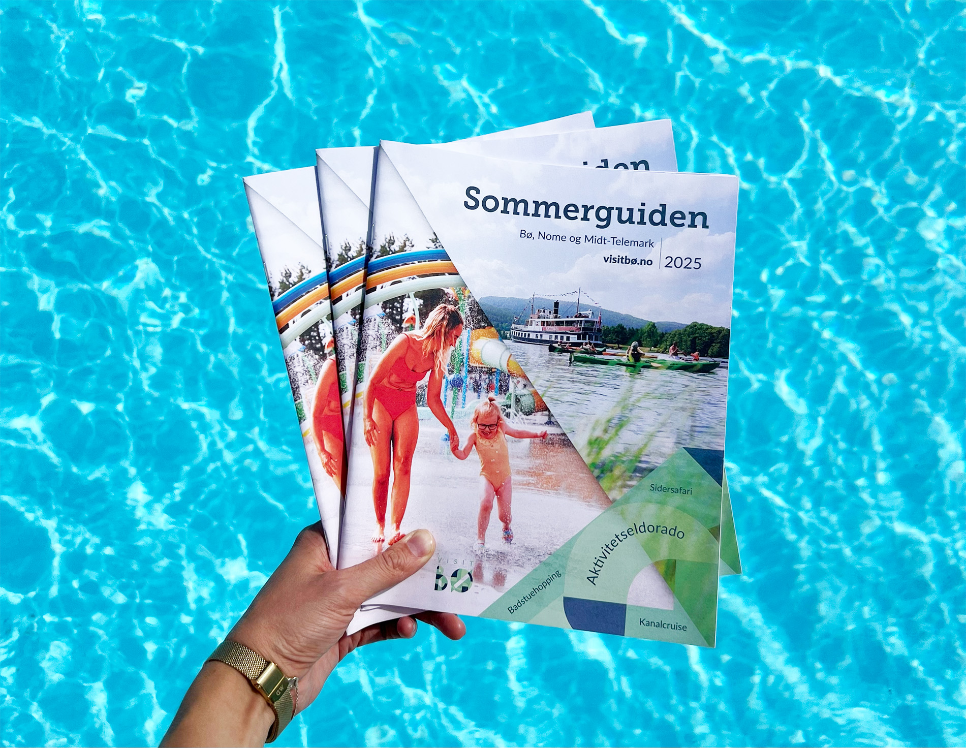 Sommerguiden brosjyren ved bassenget