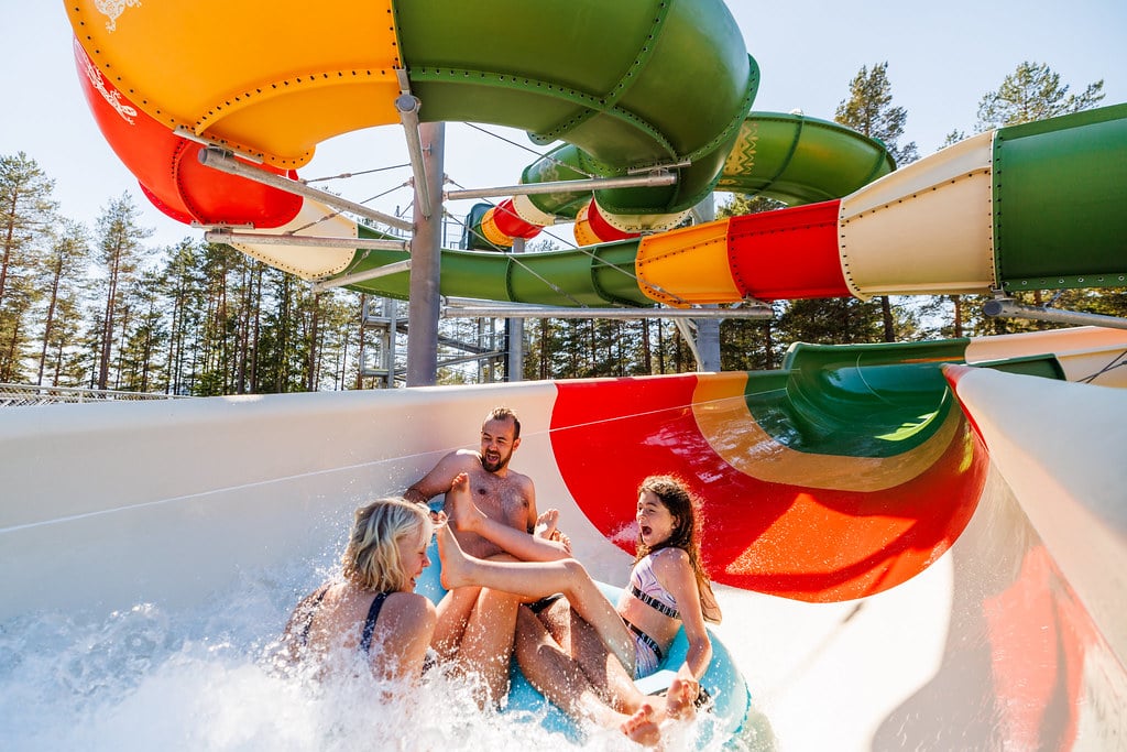 Tre gjester er på sklien i Bø Sommarland. Foto