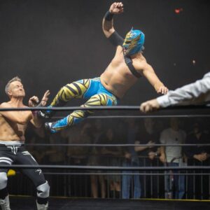 To wrestlingproffer som kjemper i en ring.