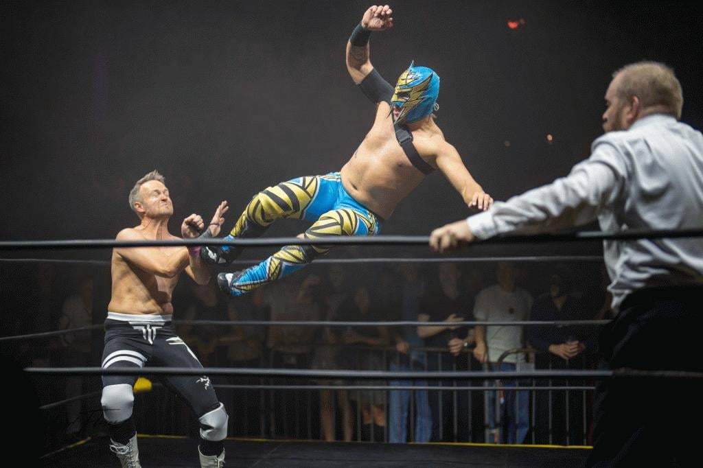 To wrestlingproffer som kjemper i en ring.