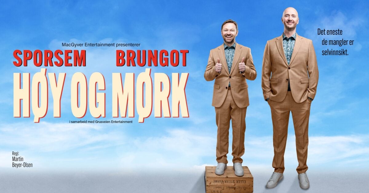 To menn i brune dresser fremfører standup-showet Høy og Mørk. Blå himmel i bakgrunnen.