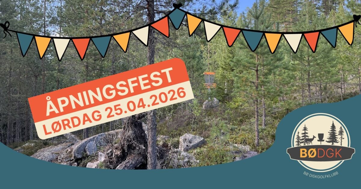 Alt-tekst: Banner for åpningsfest 25. april 2026 ved Bø Diskgolfklubb med skog og fargerike flagg.