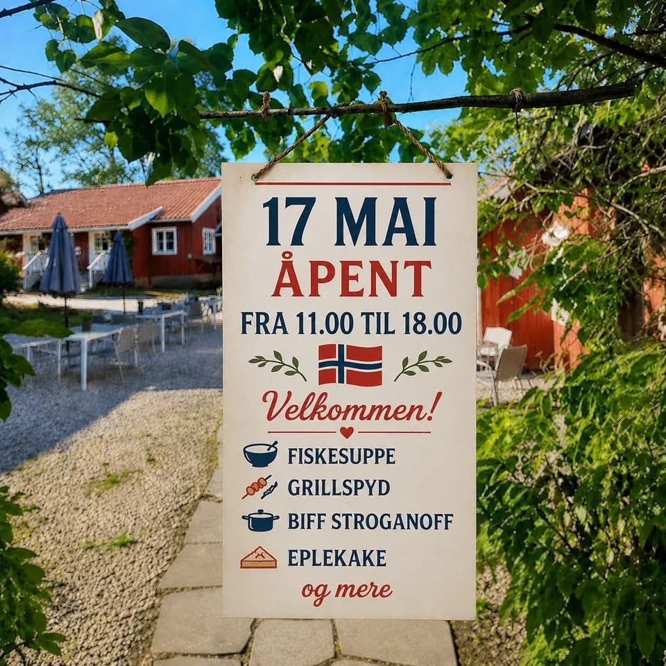 Skilt for 17. mai med åpningstider, velkomst og menyer som fiskesuppe, biff stroganoff og eplekake.