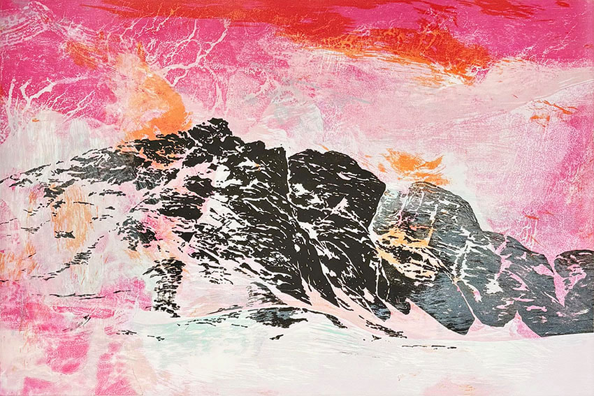 Abstrakt landskap med svarte fjell på en rosa bakgrunn, med malte teksturer og farger som skaper en drømmende atmosfære.