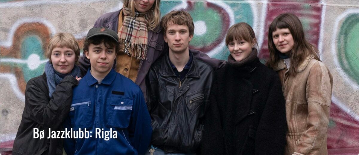 Gruppe ungdommer poserer foran en fargerik vegg, representerer Bø Jazzklubb: Rigla.