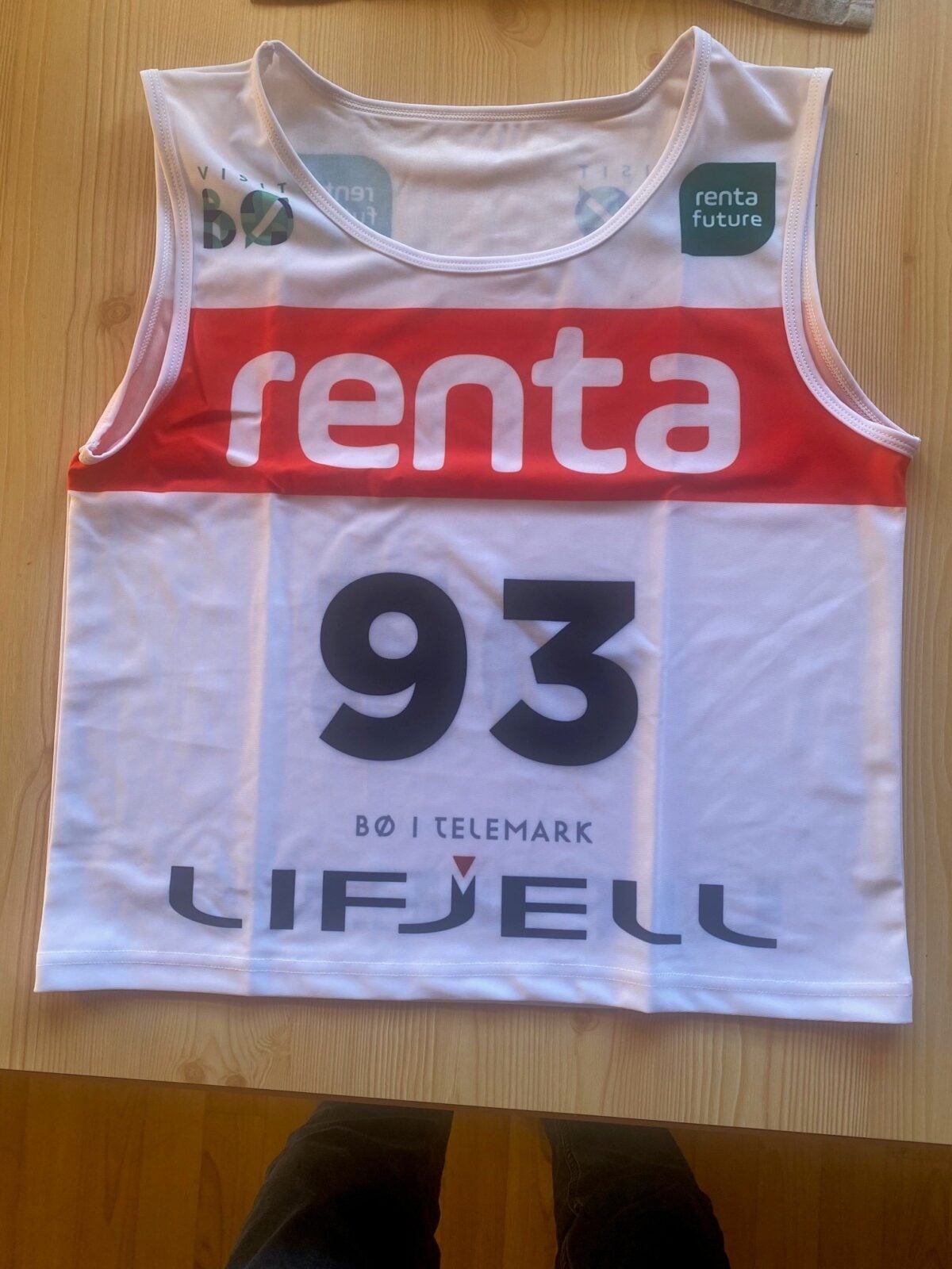 Alt-tekst: Hvit konkurransetrøye med nummer 93 og logoene til Renta og Lifjell fra Bø i Telemark.